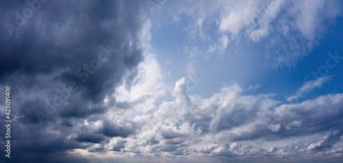 Sky background with dark clouds before the rain. © Артур Ничипоренко