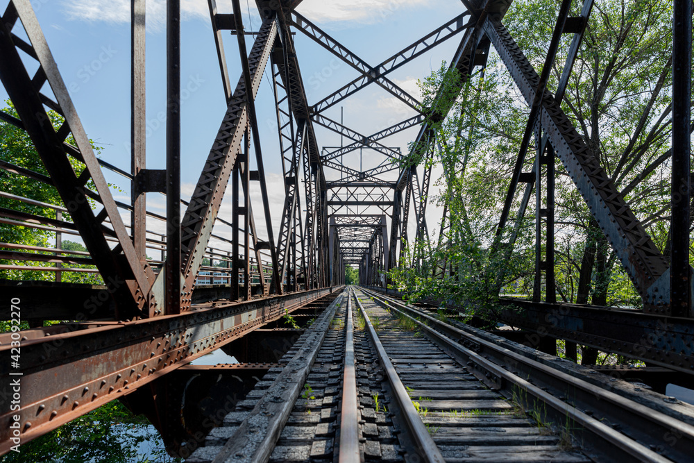point de vue d'un pont de train avec gros plan sur les rails en été lors d'une journée ensoleillée