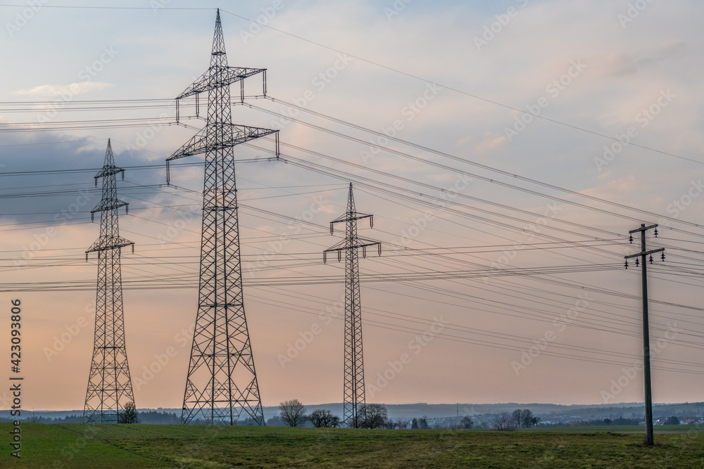 Hochspannungsmasten einer Überlandleitung Hochspannungsmasten einer Überlandleitung