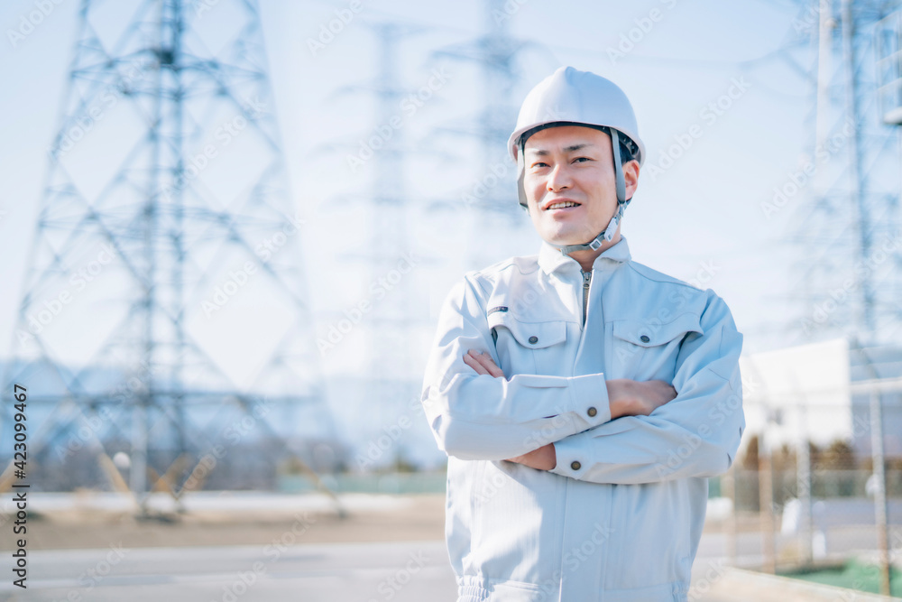 電気工事士・電力会社・作業着を着た男性
電気工事士・電力会社・作業着を着た男性