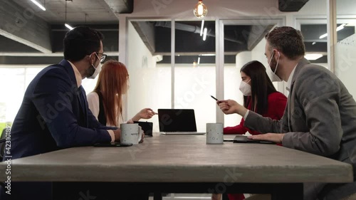 Grupo de gente en junta de negocios trabajando en oficina con mascarilla
