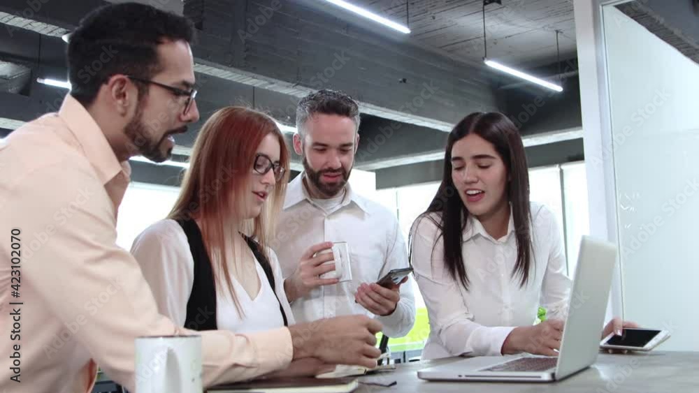 Grupo de gente joven creativa en lluvia de ideas en oficina