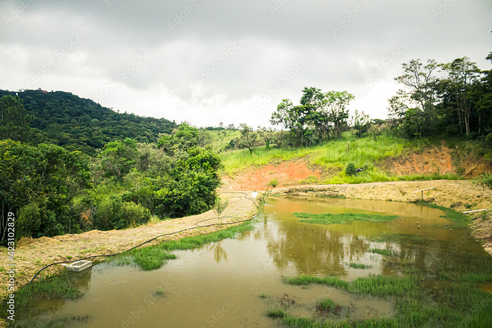 Obraz premium Paisagem nas montanhas com lago 