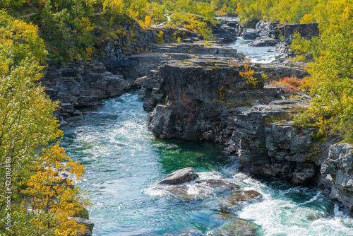 Valokuva Wild Abisko river flows swiftly through rocky gorge in Abisko National Park deep in the Swedish Arctic
