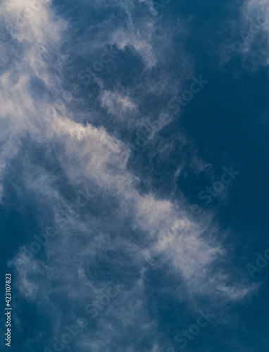 Cielo azul con nubes blancas