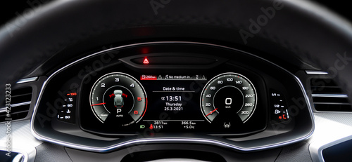 Foto Close up shot of a fully digital speedometer in a car