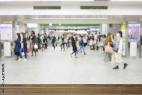 駅の改札前の人々の風景