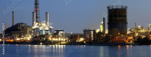 Abendaufnahme von der BASF in Ludwigshafen mit dem Rhein im Vordergrund