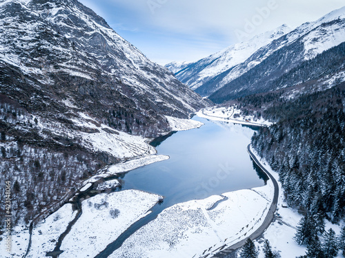 Lac d'Estaing prise de vue drone hiver neige Pyrénées