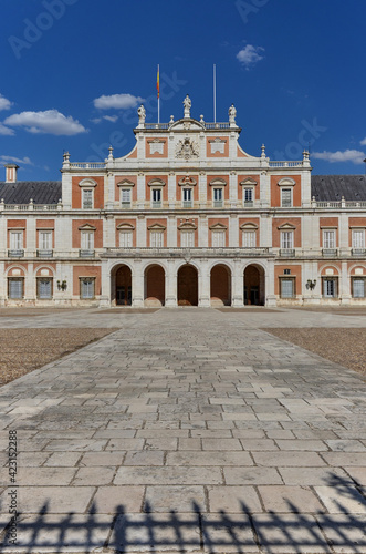Facciata del palazzo reale di Aranjuez, vicino a Madrid, con iscrizione latina "Proposta di Filippo II. Promotore Filippo V. Pherdinandos VI, Pius Felix ha finito "
