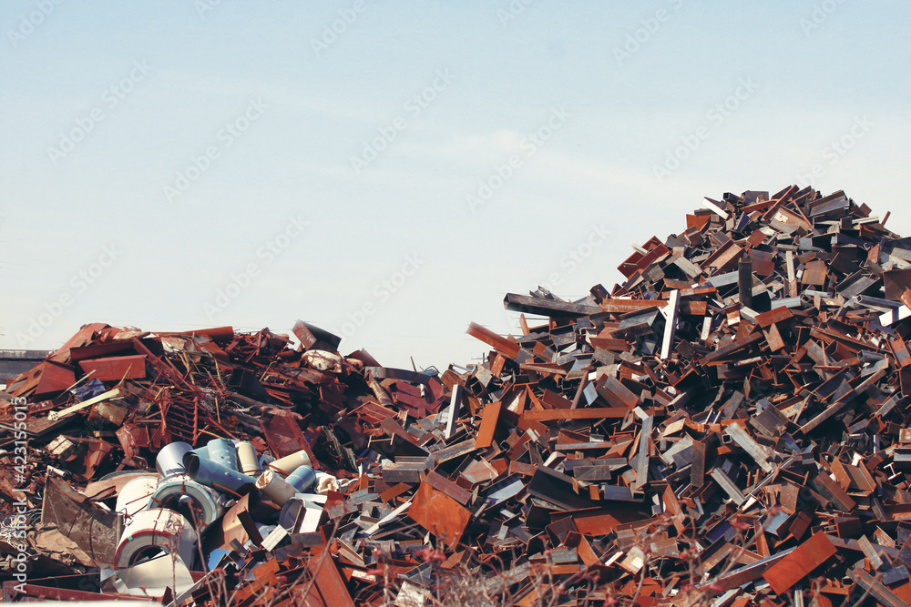 積み上げられた金属類の産業廃棄物