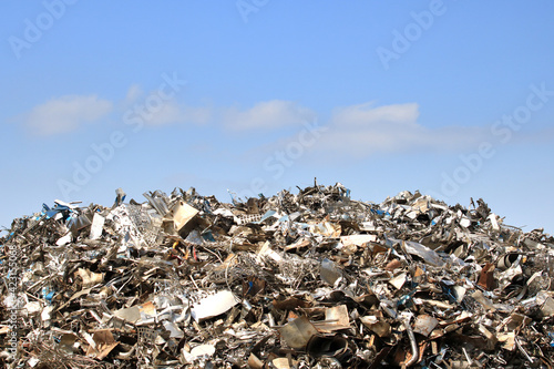 積み上げられた金属類の産業廃棄物
