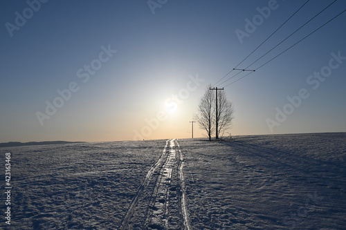 3月の美瑛町 夕陽と残雪の丘の風景

