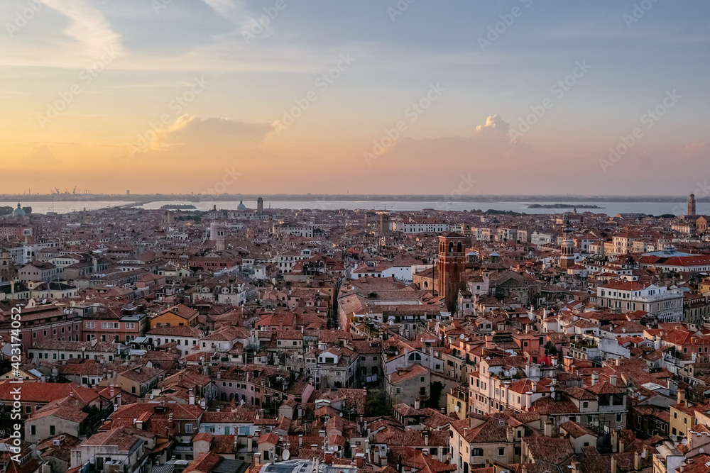 Fototapeta Panoramiczny widok z lotu ptaka na Wenecję i lagunę ze szczytu Campanile di San Marco na placu św. Marka - piękne morze domów krytych czerwonymi dachami, Włochy