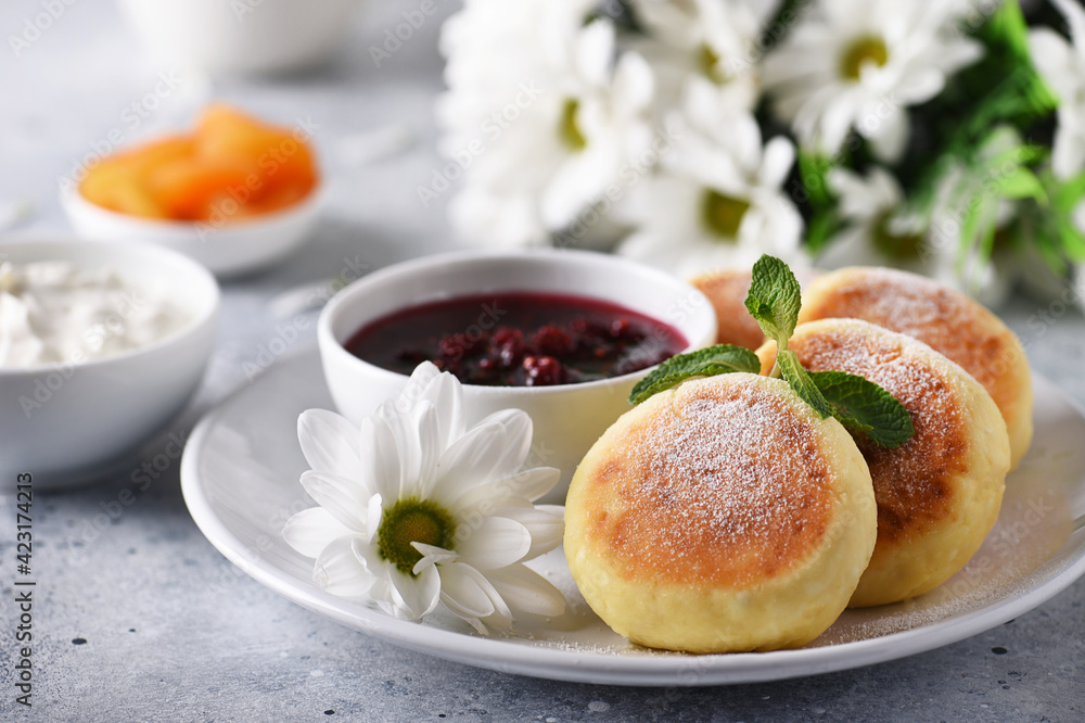 Aromatic vanilla cheesecakes with raspberry jam and sour cream for breakfast
Aromatic vanilla cheesecakes with raspberry jam and sour cream for breakfast