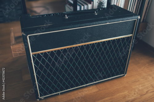 Fotografía Guitar amp at home