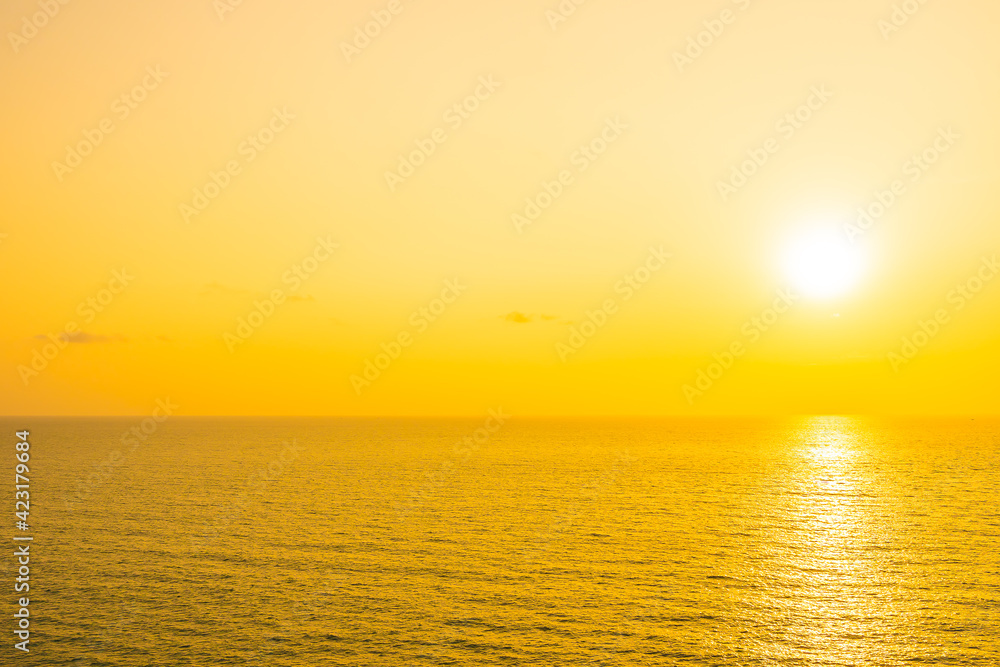 Obraz premium Beautiful tropical beach sea ocean with cloud and sky at sunset or sunrise time