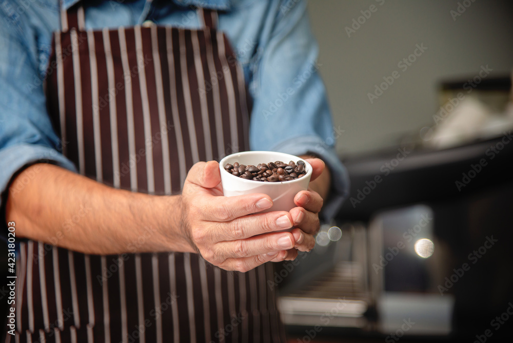 barista show coffee bean in the cup