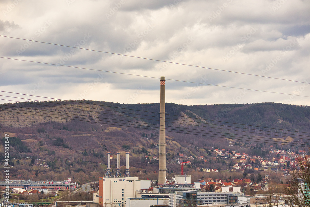 Schornstein mit Kraftwerk in Burgau, Jena, Thüringen, Deutschland	