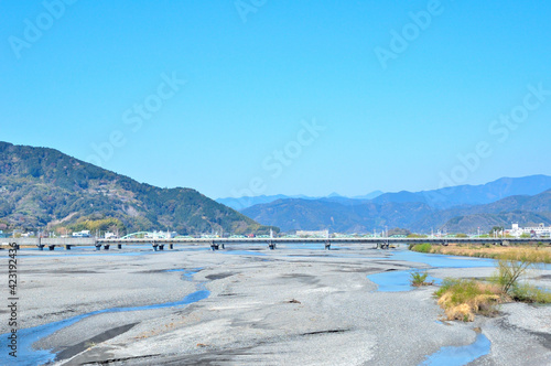 流れ始めた早春の安倍川の風景
