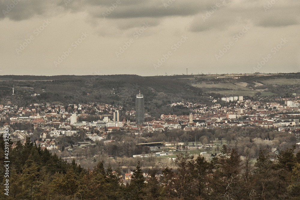 Blick auf die Innenstadt von Jena mit Jentower, Thüringen, Saale Tal, Wolken Himmel, Deutschland	