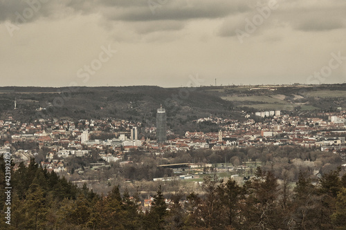 Blick auf die Innenstadt von Jena mit Jentower, Thüringen, Saale Tal, Wolken Himmel, Deutschland 