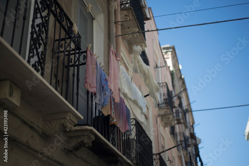 Tipico callejon en una isla italiana con ropa colgando de los balcones