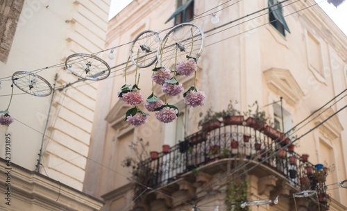 Decoracion callejera tipica de cerde  a hecha con ruedas de bicicleta y flores