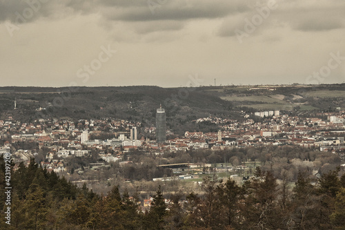 Blick auf Jena, Thüringen, Innenstadt mit Hochhaus, grauer Himmel