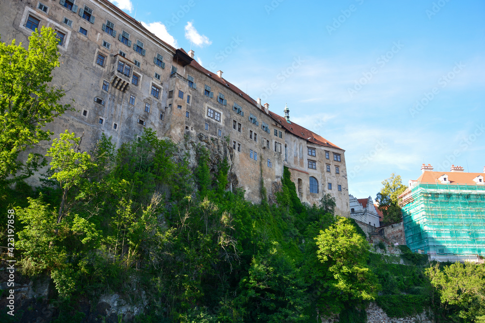 Schloss in Cesky Krumlov an der Moldau in Südböhmen Tschechien, Burgmauer und blauer Himmel