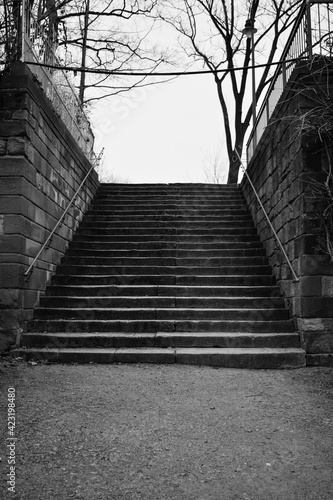 Fototapeta Naklejka Na Ścianę i Meble -  Treppe Stufen in schwarz weiß Schweinfurt Stadtmauer 
