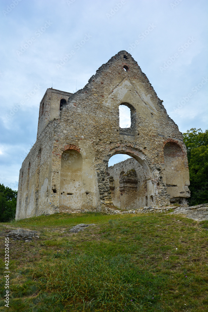 Ruine der Burg, Kirche Katarinka St. Katharein bei Dobra Voda in der Slowakei