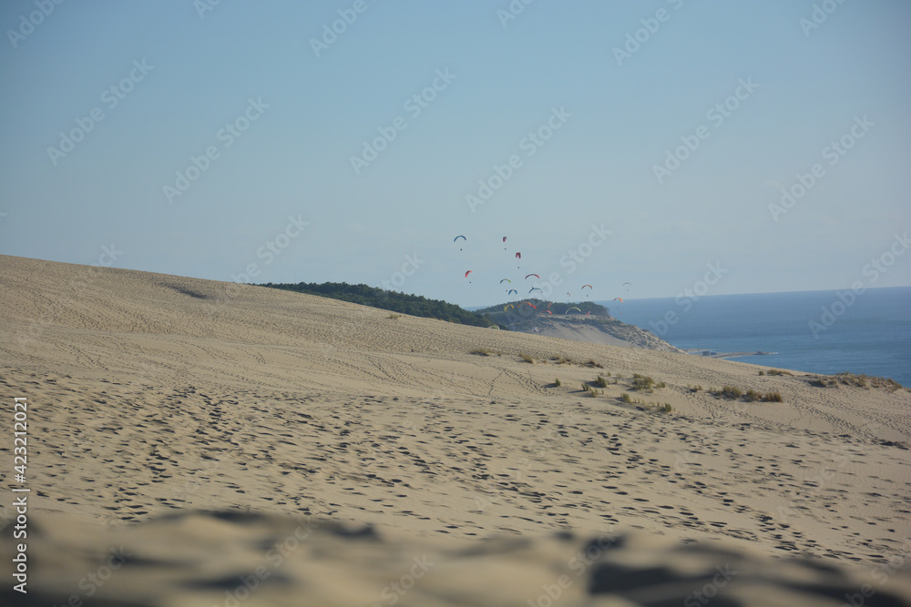 Fotka „paraglider über Düne Dune Du Pilat An Der Atlantikküste Bei