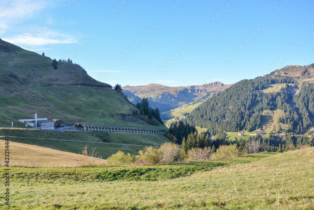 Hahnenköpfle-Galerie von Damüls nach Faschinajoch mit Bergen und blauen Himmel in Österreich