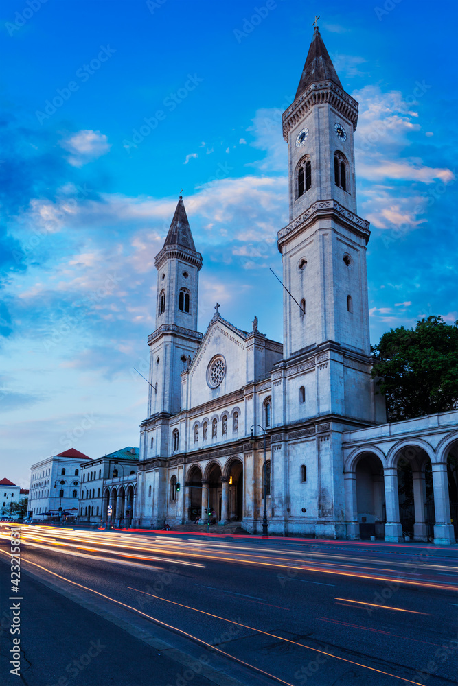 Obraz premium St. Ludwig's Church Ludwigskirche in the evening. Munich, Bavaria, Germany