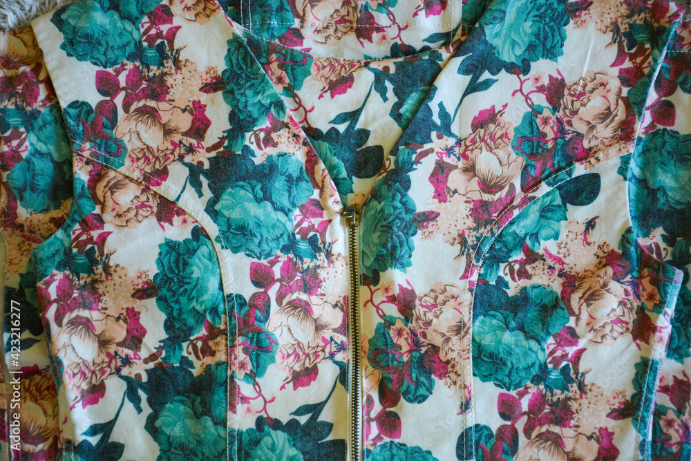 Kleid mit Blumenmuster und Reißverschluss, Stoff Kleid mit Blumenmuster und Reißverschluss, Stoff