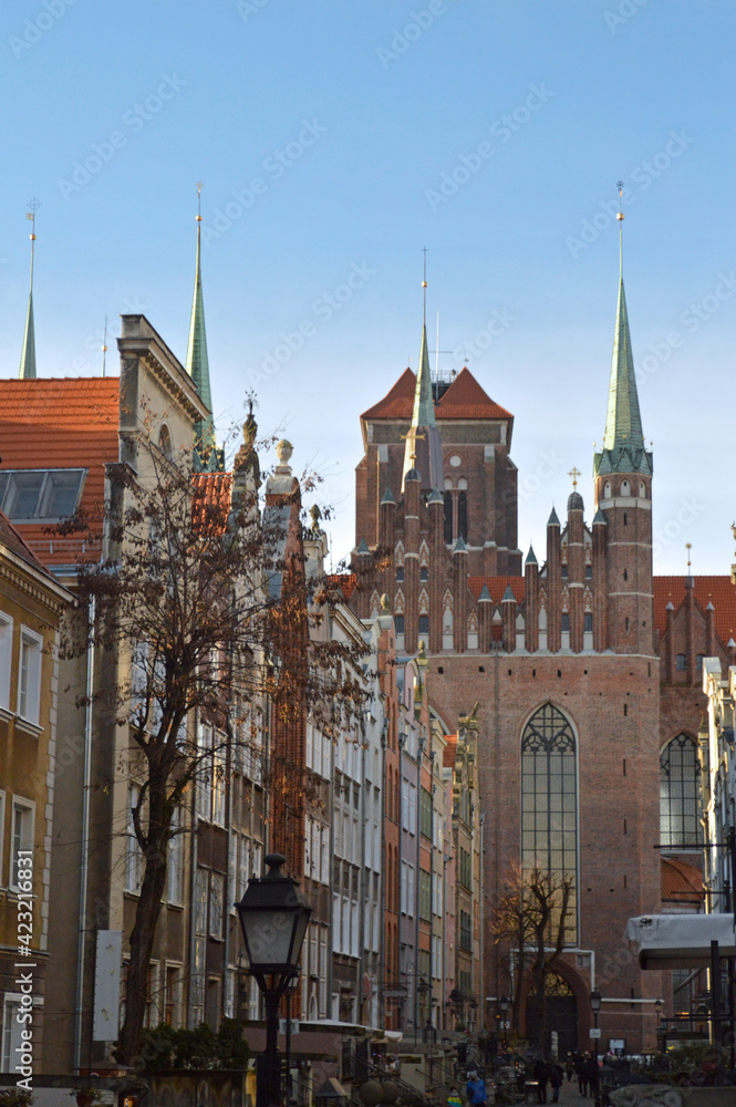 Bazylika Mariacka i kolorowe kamienice Gdańsk