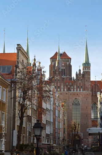 Bazylika Mariacka i kolorowe kamienice Gdańsk