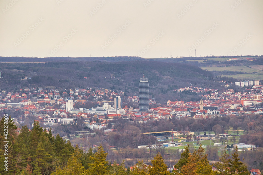 Obraz premium Blick auf das Stadtzentrum von Jena mit dem markanten Jentower, Panorama der Saalestadt eingebettet in die Thüringer Hügellandschaft, Stadtansicht im herbstlichen Licht, Thüringen, Deutschland