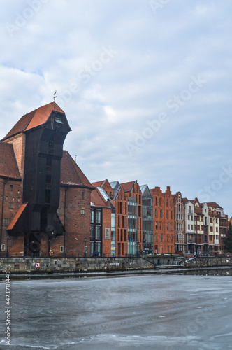 Gdańsk żuraw i kamienice nad Motławą