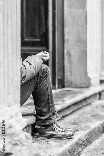Firenze, 2020, Uomo che chiede l'elemosina sulle scale di una chiesa