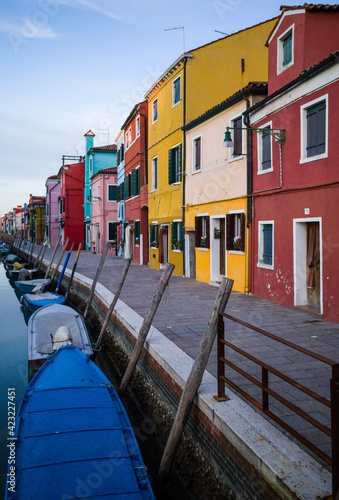 Burano, 2020 Lungo canale con case tipiche colorate del posto e barchini parcheggiati