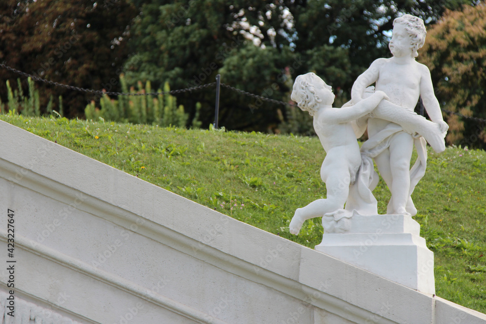Obraz premium statues of children in the gardens of the belvedere palace in vienna (austria) 