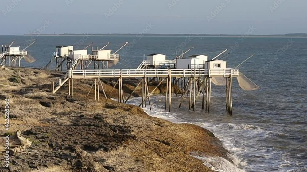 Vidéo Stock cabanes de pêche (cabanes à carrelet) en Charente-Maritime