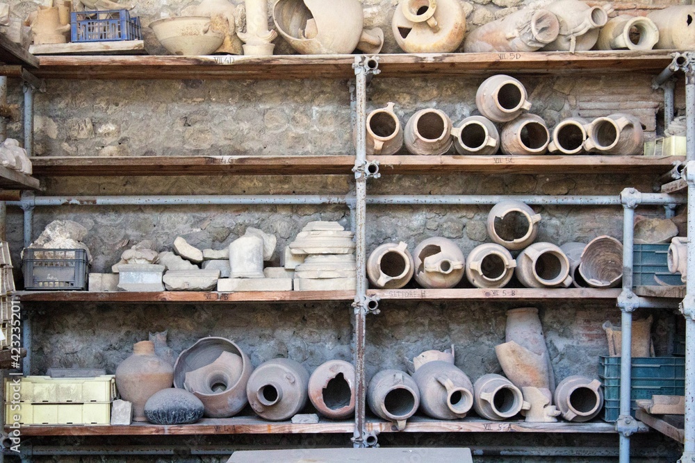 Φωτογραφία Pompeii, Italy, June 26, 2020 amphorae in an ancient deposit found after the excavations later
to the eruption of the volcano Vesuvius in 79 AD