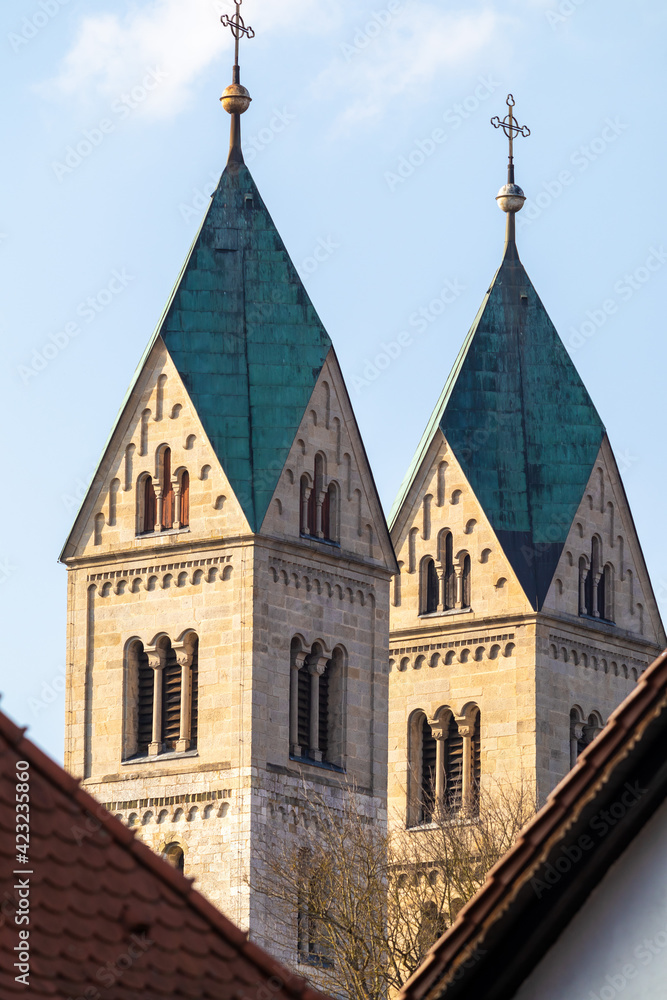 Doppeltürme der Kirche St. Peter in der Stadt Straubing