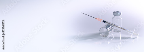 Banner / Quer / web / Deko: Spritze zur Impfung und Impf-Ampullen, rechts auf neutralen hellen weißen Hintergrund