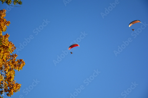 2 Paraglider auf wolkenloser Himmel