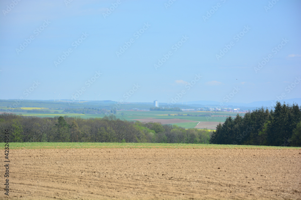 Ausblick auf Schweinfurt mit Feldern