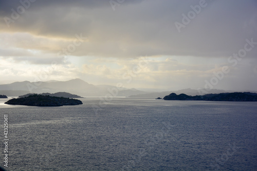 Fjord mit Bergen im Sonnenaufgang in Bergen Norwegen